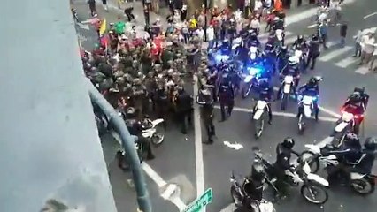 Ekvador'da eylemler: Bazı askerler polislere müdahale etti