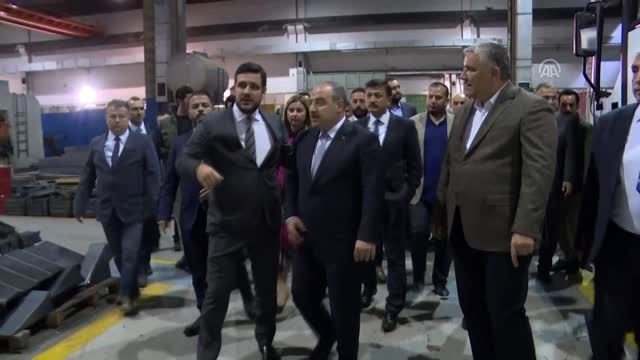 Bakan Varank, uzaktan kumanda edilebilen zırhlı dozeri kullandı