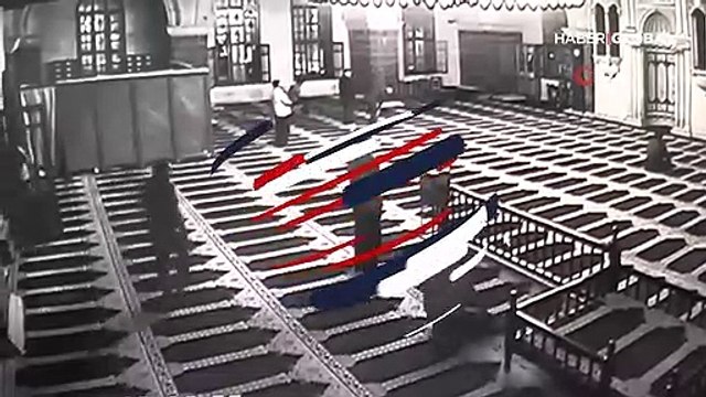 'Bu kadarına da pes' dedirtti... Camide namaz kılan turistin çantasını çaldı