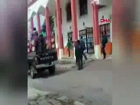 Seçim sırasında verdiği yol yapma sözünü ve diğer vaatlerini yerine getirmeyince sinirlenen halk, belediye başkanını bir kamyonete iple bağlayarak yollarda sürükledi.