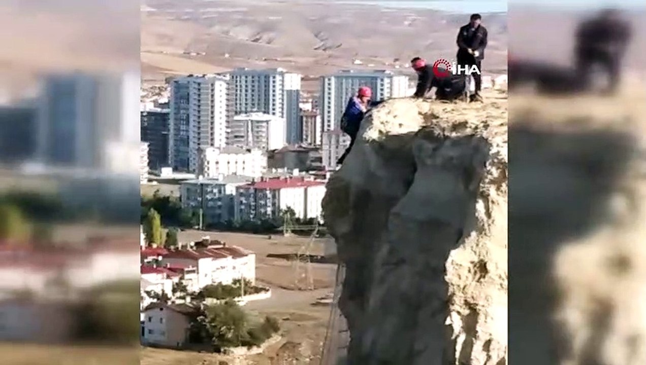 Kayalıklarda mahsur kaldılar, 5 saat kurtarılmayı beklediler