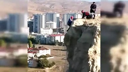 Kayalıklara düşen cep telefonunu almaya çalıştılar; 5 saat mahsur kaldılar