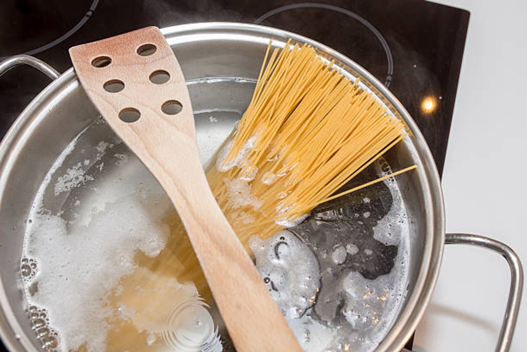 Wie verhindert man das Überkochen von Töpfen?