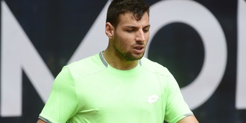 El tenista Bernabé Zapata Miralles es descalificado en un partido por un roto en los pantalones