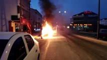 İstanbul-arnavutköy'de alev alev yanan servis minibüsü kamerada