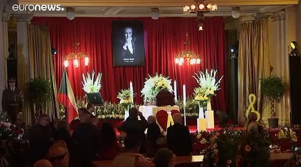 Tízezrek vettek végső búcsút Karel Gottól