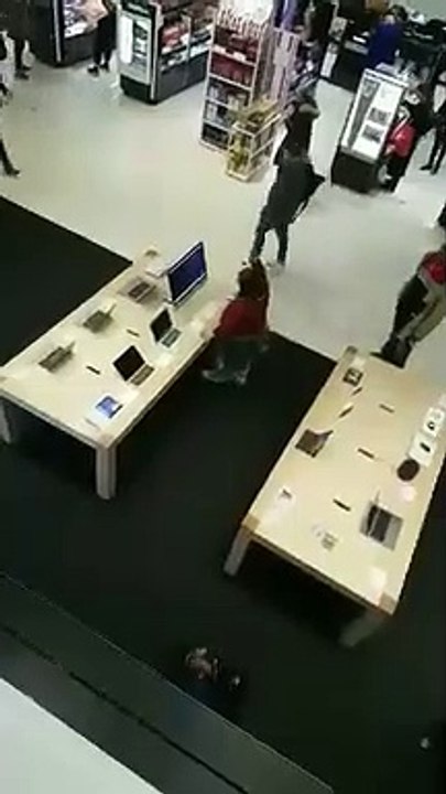 Elle danse à l'Apple Store en testant un iMac !