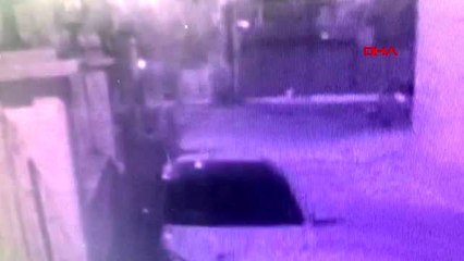 Sancaktepe'deki siteye duvarı tırmanarak giren hırsızlar kamerada