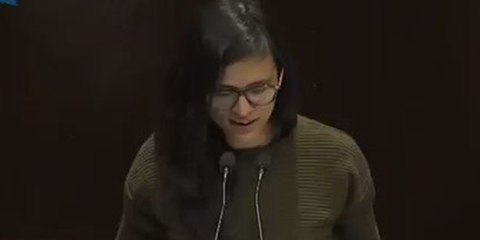 Esta diputada mexicana le entrega un porro a la Secretaria de Gobernación para recordar el proyecto de la legalización del cannabis