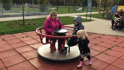 Pologne : les familles, enjeu des législatives de dimanche