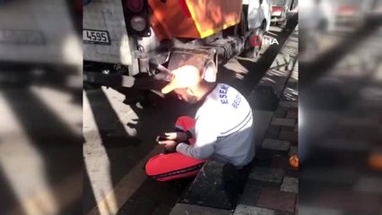 Esenler'de duygulandıran görüntü...Temizlik görevlisi Kur'an okuyarak Mehmetçiğe destek verdi