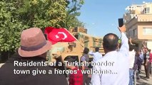 Crowd welcomes Free Syrian Army convoy in Turkish border town