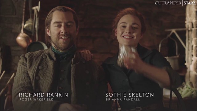 Outlander S5 - Richard Rankin and Sophie Skelton read Fan Tweets [Sub Ita]