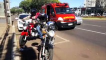 Mulher fica ferida ao bater em caminhonete na Avenida Brasil