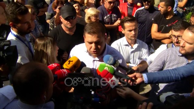 Ora News - Banorët e Astirit protestë para policisë së Tiranës, shkelmohet dera