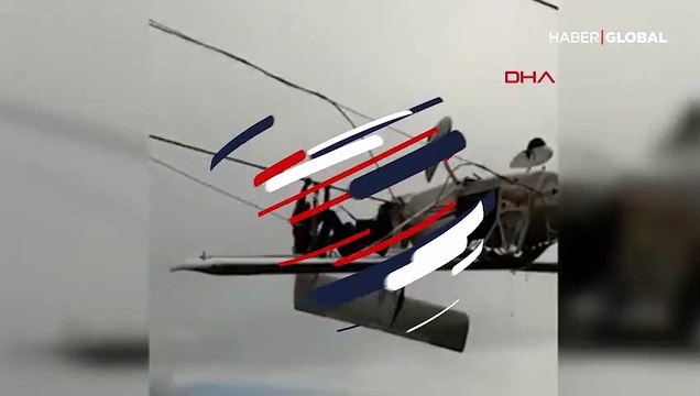 Elektrik tellerinde asılı kalan uçağın pilotu kurtarılmayı bekledi