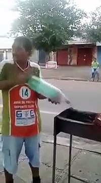 Souffleur de barbecue avec des bouteilles plastiques