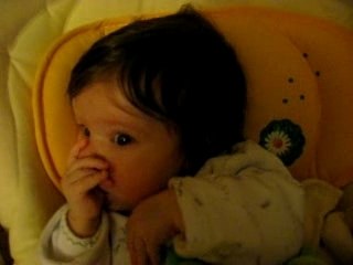 Manon retrouve son pouce ! :-)