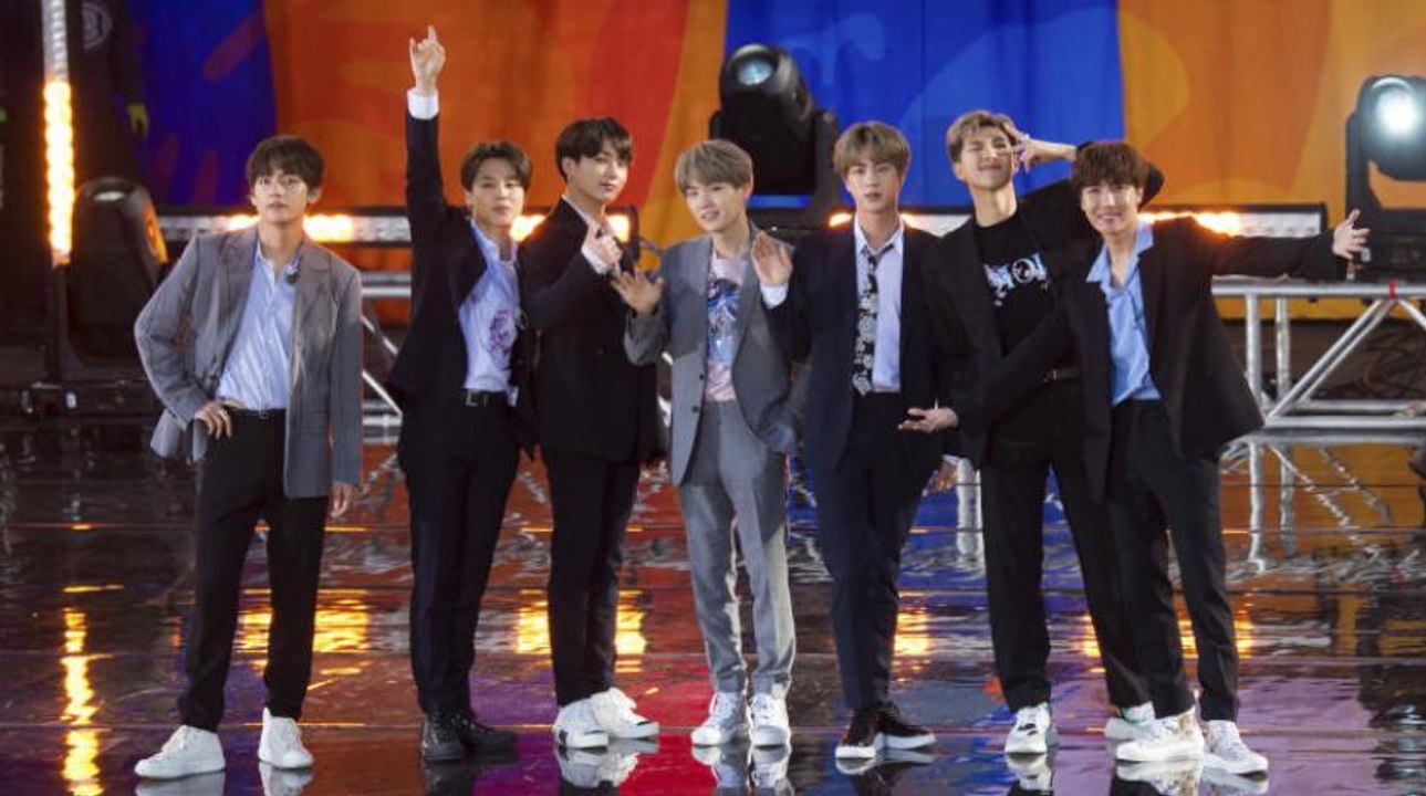 هكذا استقبل السعوديون فرقة BTS الغنائية في مطار الرياض