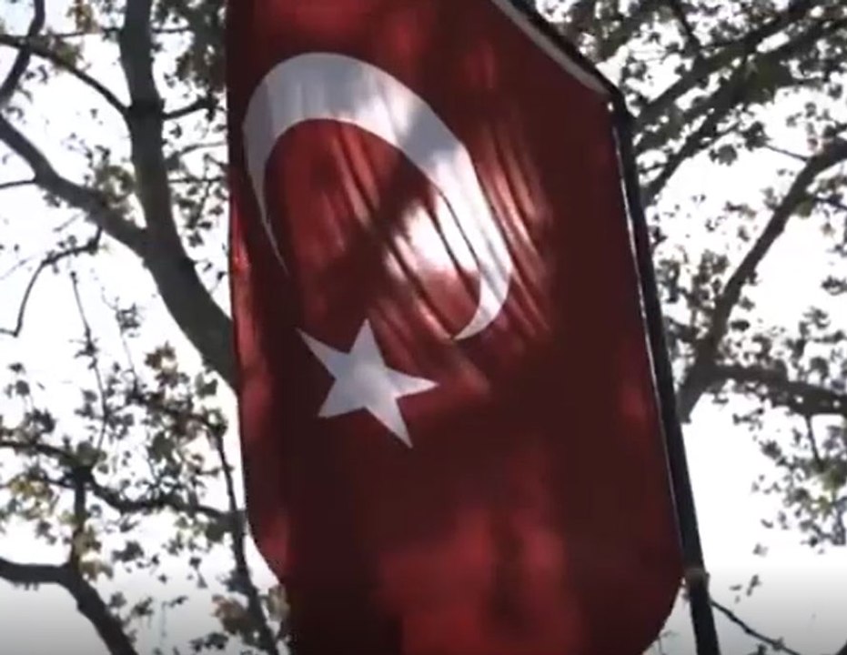 CHP'den bayrak asma eylemi