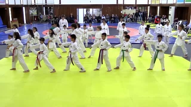 Minik tekvandocular kuşaklarını Her şey vatan için ve Her Türk asker doğar diyerek aldı