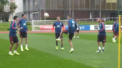 Video herunterladen: La selección española entrena por última vez antes de viajar a Oslo