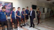 Luis Rubiales visita a la selección Sub-21 en Córdoba antes del amistoso contra Alemania