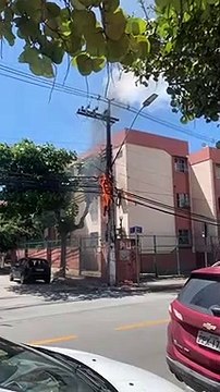 Poste pega fogo e deixa moradores de Jardim Camburi assustados