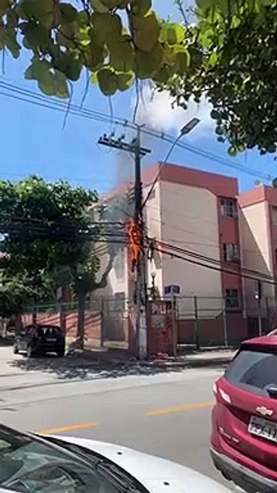 Poste pega fogo e deixa moradores de Jardim Camburi assustados