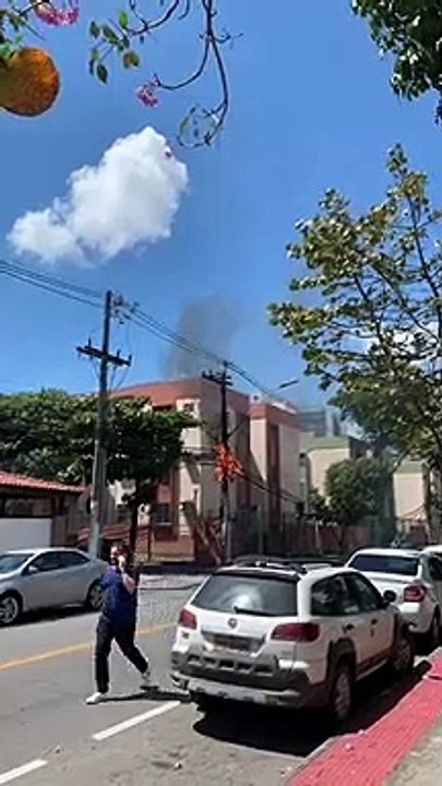 Poste pega fogo e deixa moradores de Jardim Camburi assustados