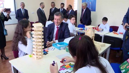 Bakan Selçuk, Bakü Türk Anadolu Lisesini ziyaret etti - BAKÜ