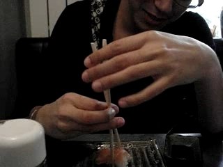 C'est dur de manger des sushis avec des baguettes