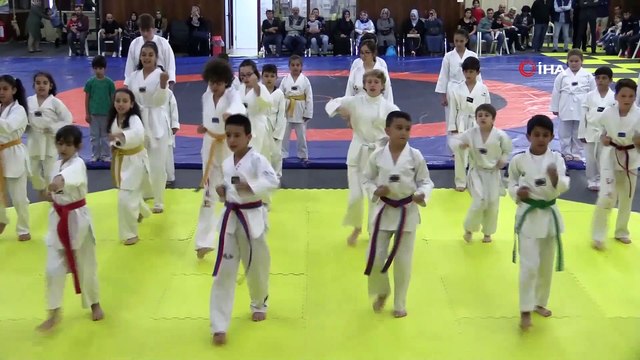 Minik tekvandocular kuşaklarını “Her şey vatan için ve Her Türk asker doğar” diyerek aldı