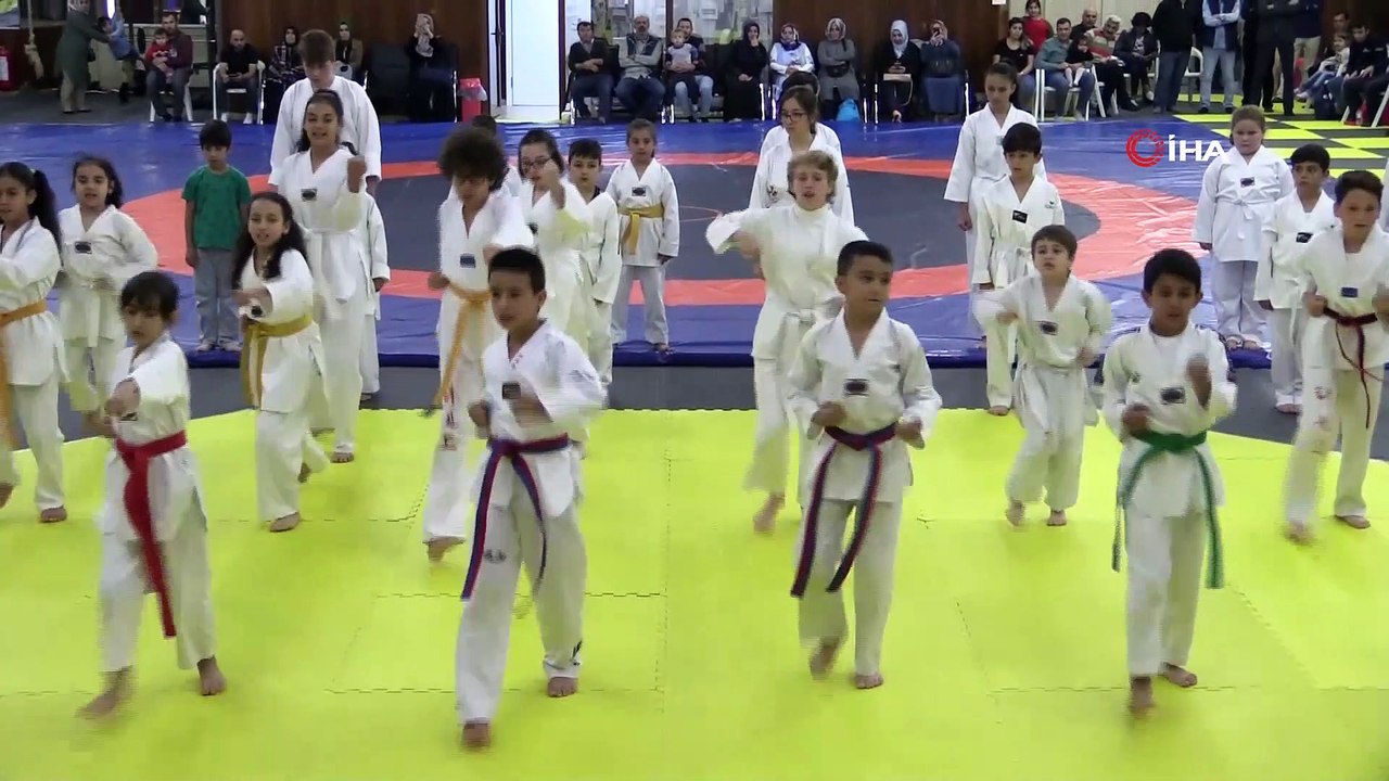 Minik tekvandocular kuşaklarını “Her şey vatan için ve Her Türk asker doğar” diyerek aldı