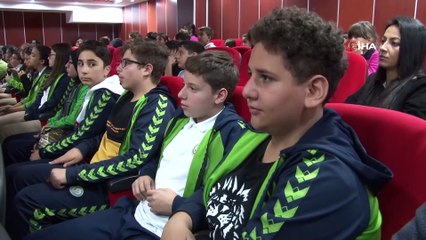 Tải video: Ankara İl Milli Eğitim Müdürü Akpınar: “eTwinning faaliyeti, ilimizdeki öğretmenlerin üstün gayret ve yoğun ilgisi ile sürmektedir”