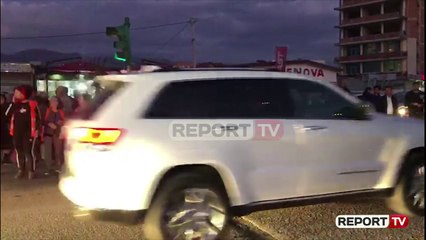 Report TV -Banorët e Unazës së Re bllokojnë rrugën në zonën e Astirit, hedhin shashka