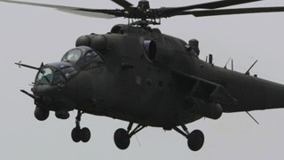 Este helicóptero de ataque Mi-35 destroza accidentalmente los elementos decorativos durante un desfile militar en Indonesia