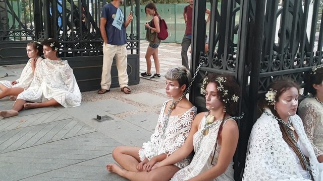 Las 'Sacrificadas por el clima' se encadenan a la puertas de El Retiro