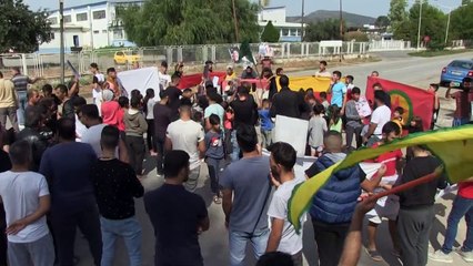 Video herunterladen: Syrian Kurds protest Turkish offensive outside refugee camp in Greece