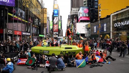 Klímatüntetés a New York-i Times Square-en