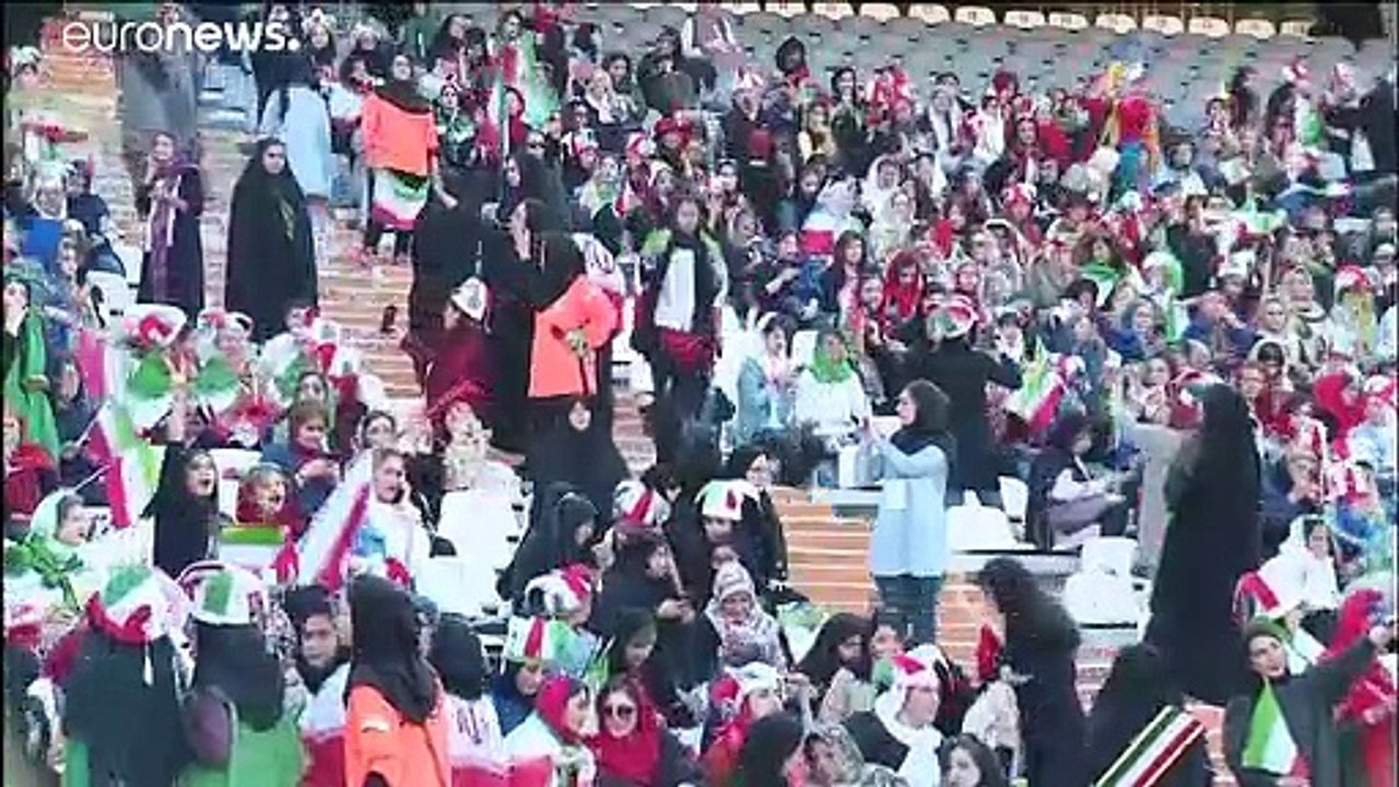 شاهد: إيرانيات في مدرجات ملعب كرة القدم بعد 40...