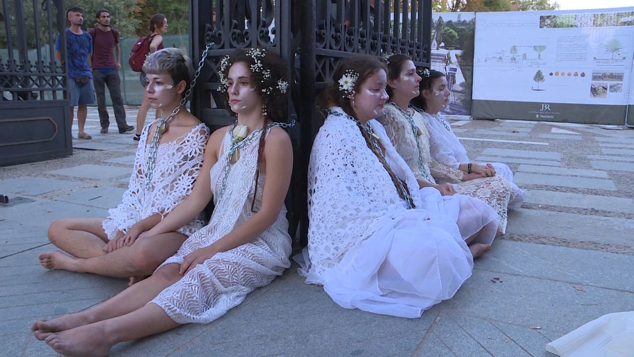 Activistas por el clima se encadenan a las puertas de El Retiro