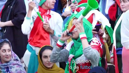 Video herunterladen: Mujeres iraníes asisten libremente a un partido de fútbol por primera vez en décadas