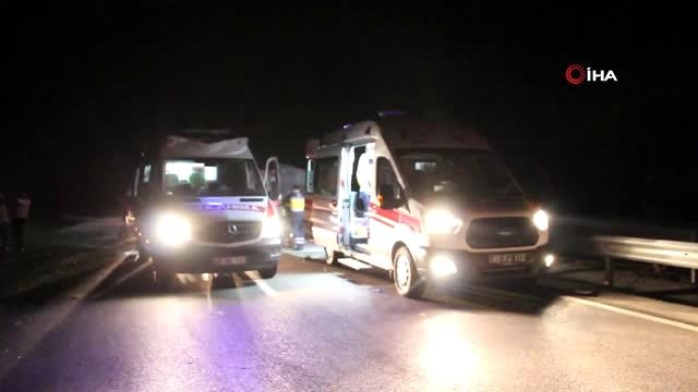 Sucuk yüklü minibüs tıra arkadan çarptı; 1'i ağır 4 yaralı