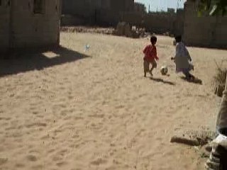 Bélou joue au foot à dakar