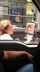 Chocan el coche de 'Lady martillo' y se venga violentamente