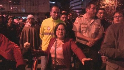 Tải video: Indígenas liberan a agentes de policía y periodistas retenidos en Quito