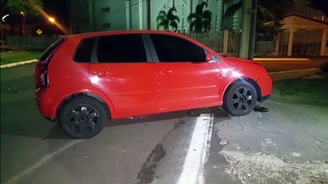 HB20 atinge Polo estacionado em rotatória na Av. Toledo