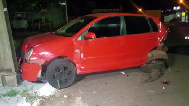 HB20 atinge Polo estacionado em rotatória na Av. Toledo