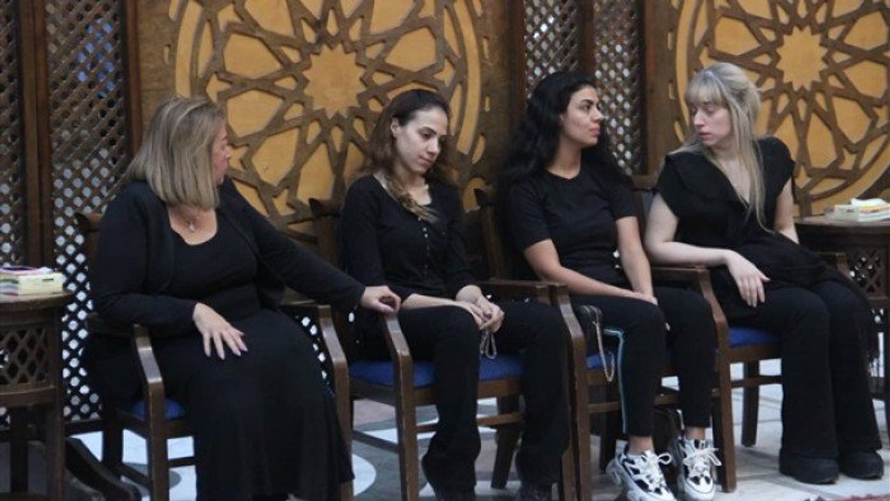 شقيقة هنا الزاهد تبكي بحرقة في عزاء طلعت زكريا...لقطات مؤثرة